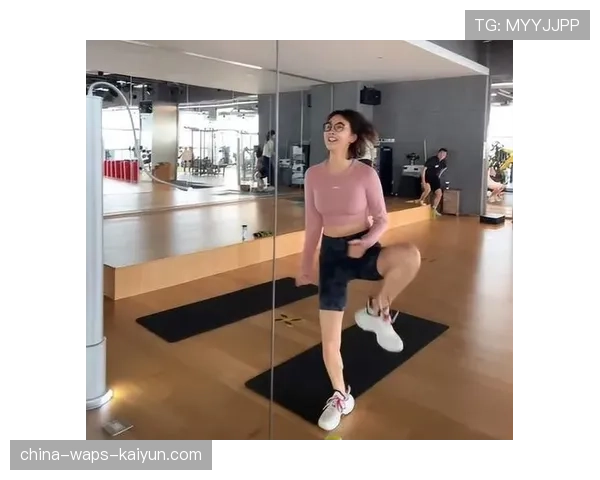 健身露脐装:健身房里的自信展示,露脐装跳舞 健身露脐装:健身房里的自信展示,露脐装跳舞